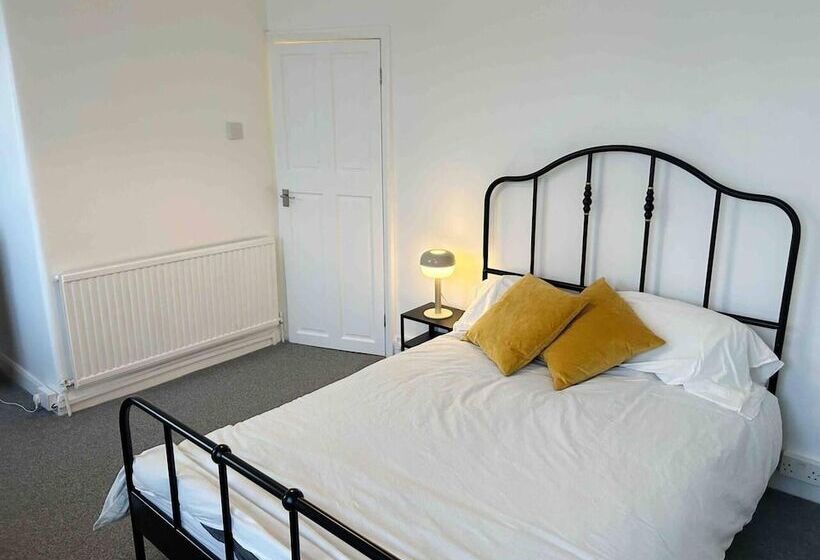 レジデンス Cool 2 Bed House Hornchurch, Arcade Games, Parking