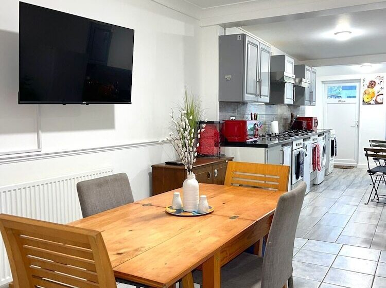 إقامة Impeccable Spacious 6 Bed House In Romford