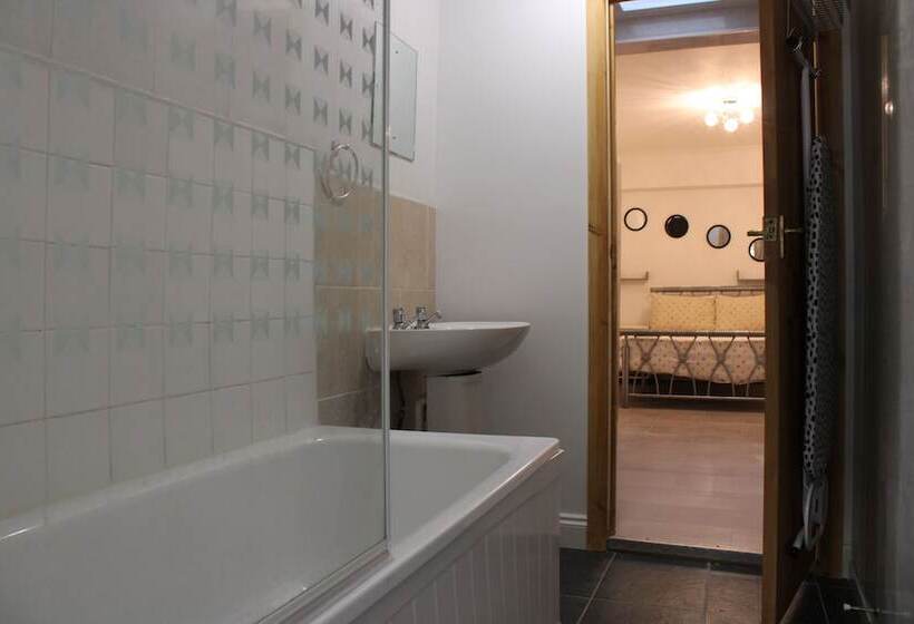 إقامة Impeccable Spacious 6 Bed House In Romford