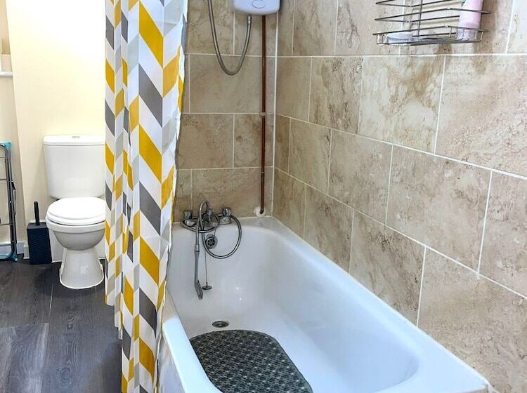 إقامة Impeccable Spacious 6 Bed House In Romford