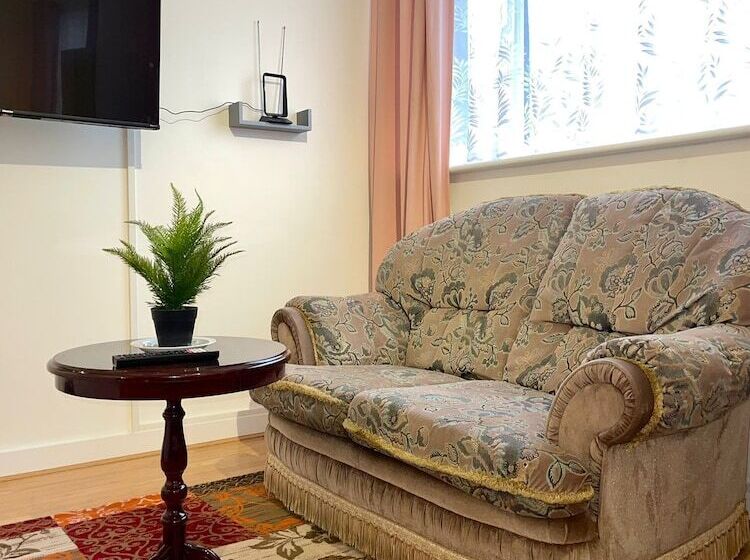 إقامة Impeccable Spacious 6 Bed House In Romford