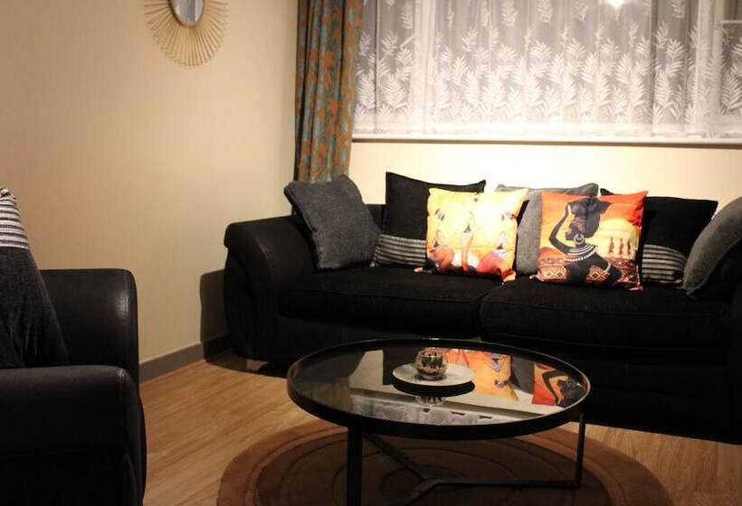 إقامة Impeccable Spacious 6 Bed House In Romford
