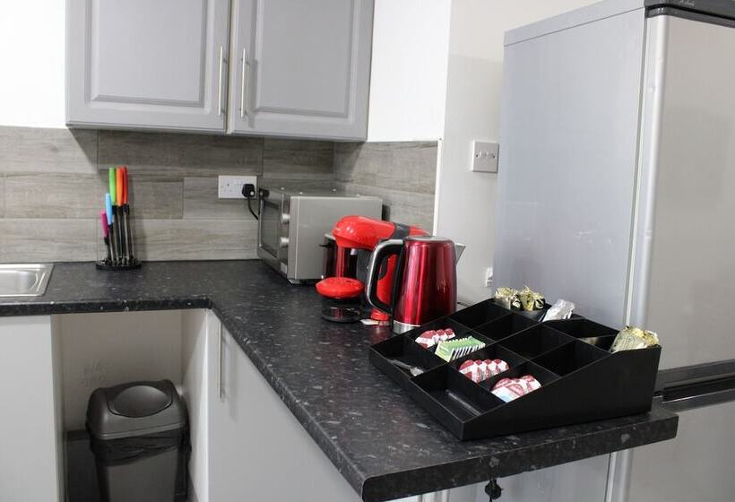 إقامة Impeccable Spacious 6 Bed House In Romford