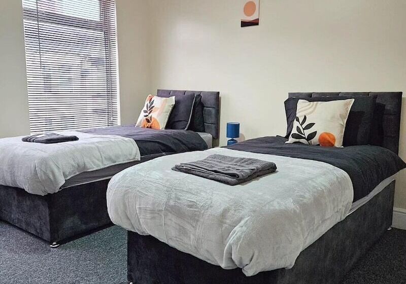 اقامتگاه Spacious,luxury, Near City Center, Free Parking