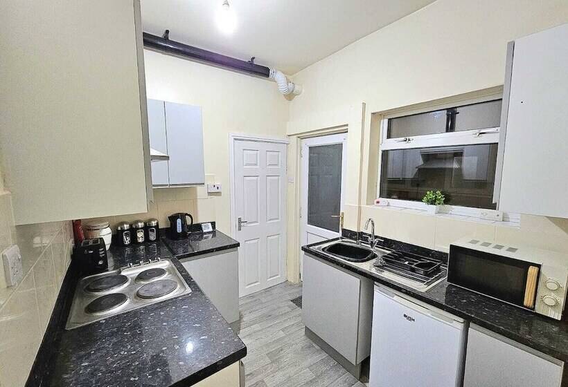 اقامتگاه Spacious,luxury, Near City Center, Free Parking