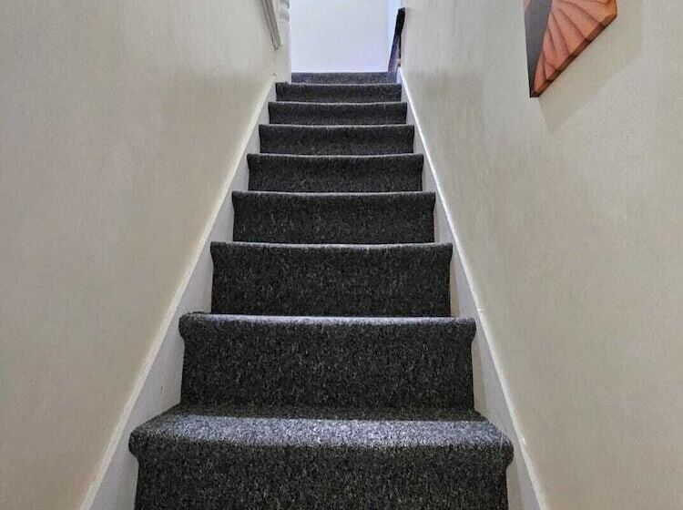 اقامتگاه Spacious,luxury, Near City Center, Free Parking