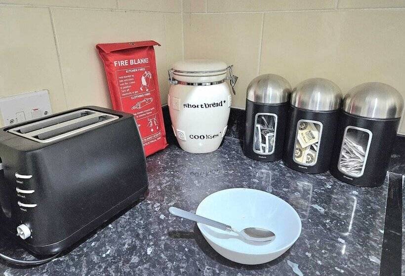 اقامتگاه Spacious,luxury, Near City Center, Free Parking