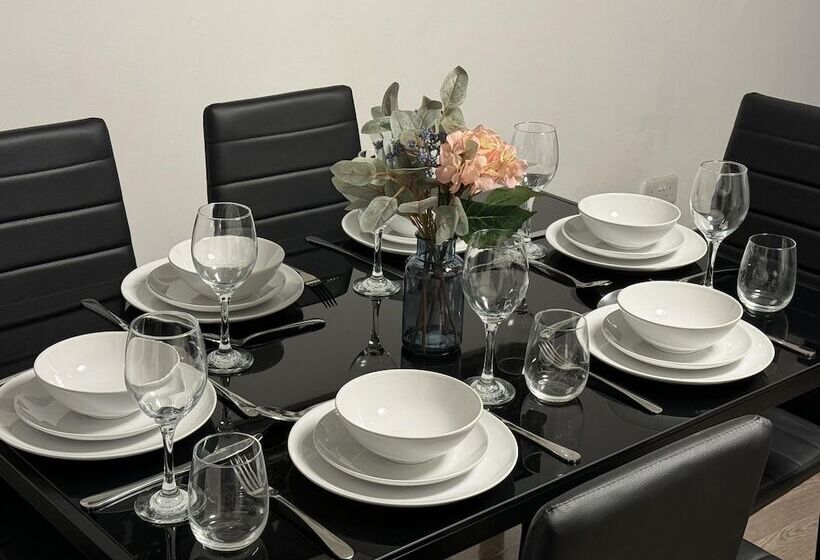 إقامة Stunning 4 Bed House In Leeds Close To Center