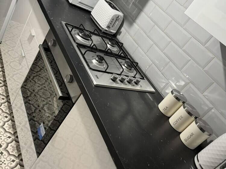 إقامة Stunning 4 Bed House In Leeds Close To Center