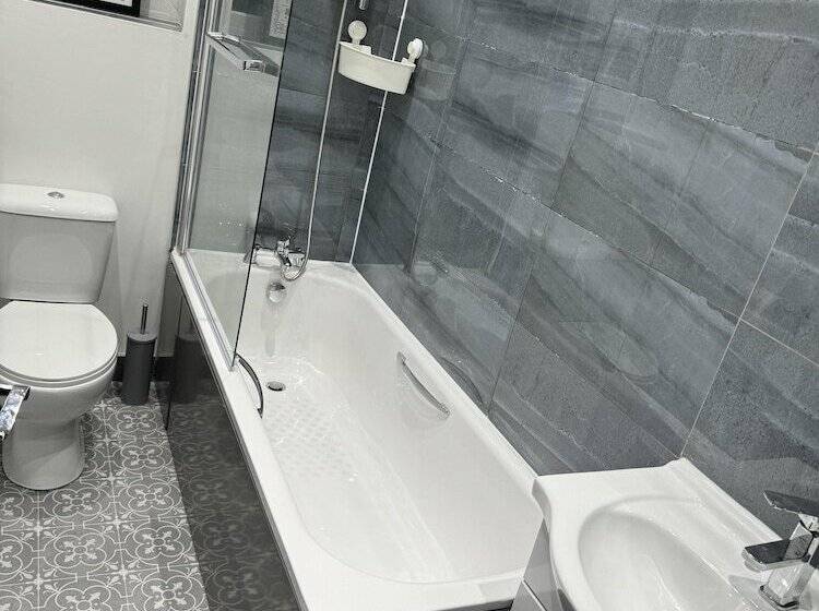 إقامة Stunning 4 Bed House In Leeds Close To Center