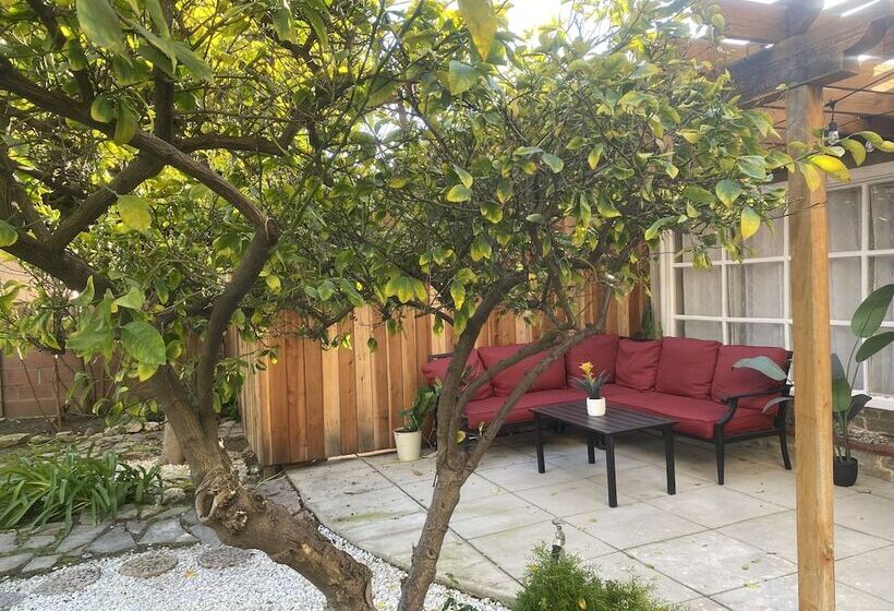 اقامتگاه Stunning Home With Large Yard In Los Angeles