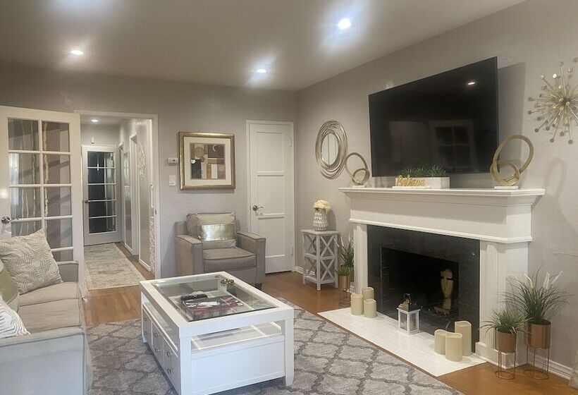 اقامتگاه Stunning Home With Large Yard In Los Angeles