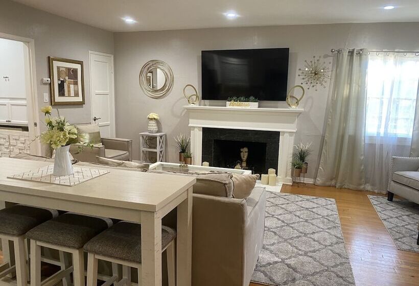 اقامتگاه Stunning Home With Large Yard In Los Angeles