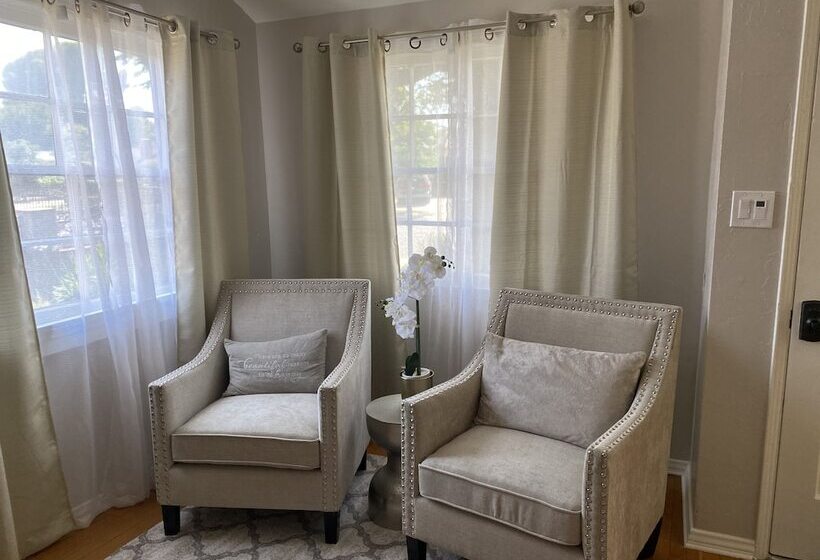 اقامتگاه Stunning Home With Large Yard In Los Angeles