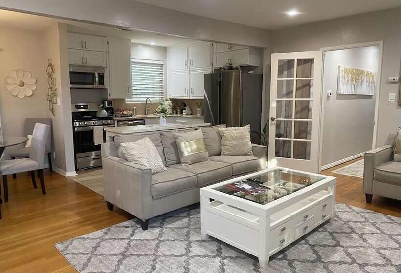 اقامتگاه Stunning Home With Large Yard In Los Angeles