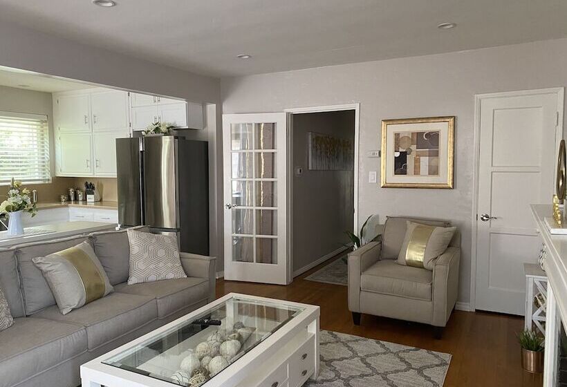 اقامتگاه Stunning Home With Large Yard In Los Angeles