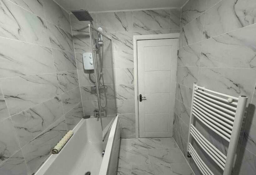 住所  Ldeal Home For Large Groups,families & Contractors