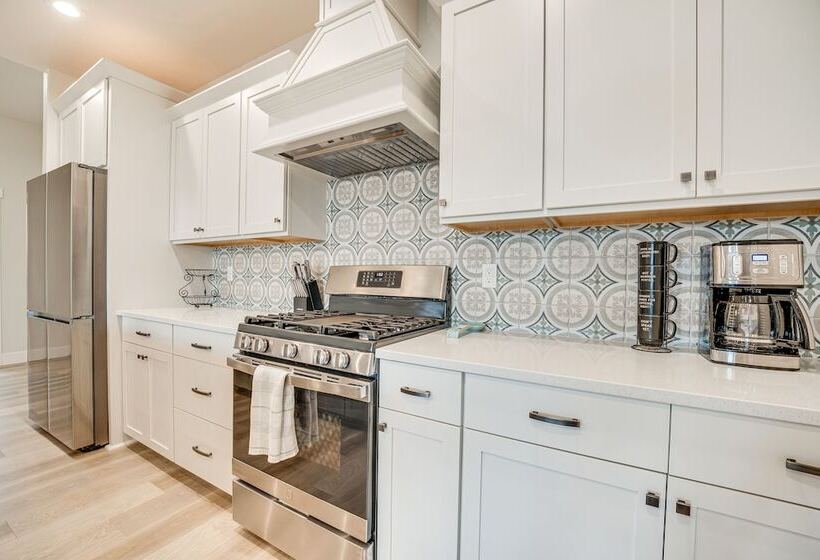 Richland Home W/ Hot Tub: Wineries, Hikes & More!