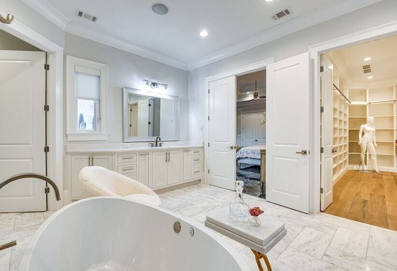 Sprawling Suwanee Home: Theater, Pool, Hot Tub!