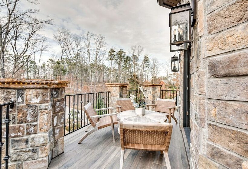 Sprawling Suwanee Home: Theater, Pool, Hot Tub!