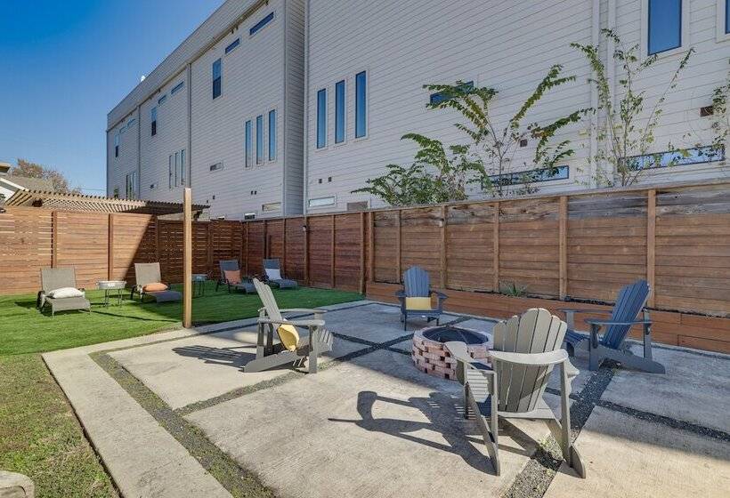 Charming Houston Home W/ Spacious Yard + Fire Pit!