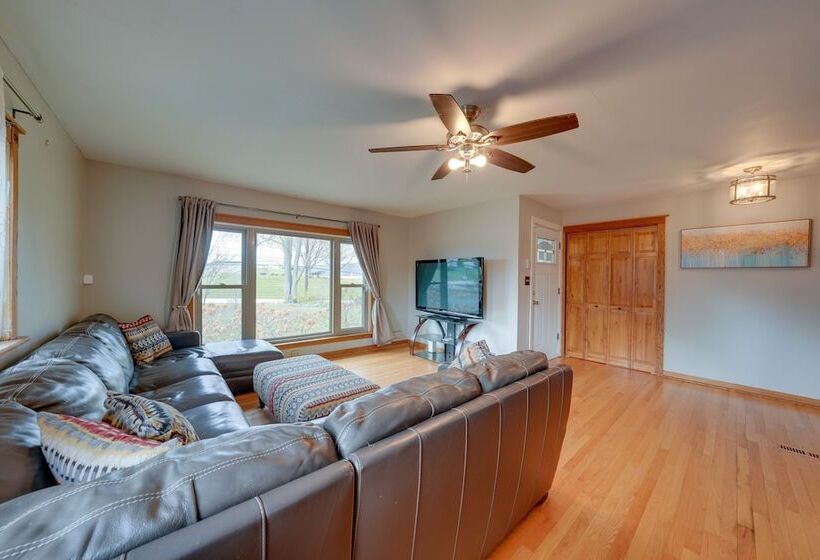 Cozy Lisle Home W/ Fenced Backyard: Pets Welcome!