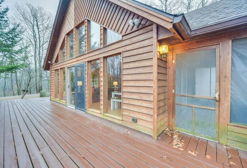 Cozy Wisconsin Cabin W/ Deck, Kayaks & Lake Views!