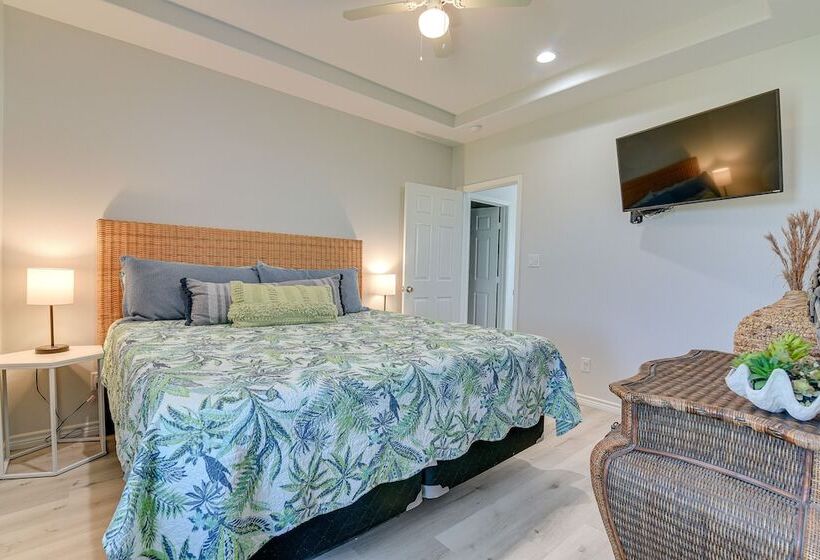 Crystal Beach Home W/ Covered Patio: Pets Welcome!