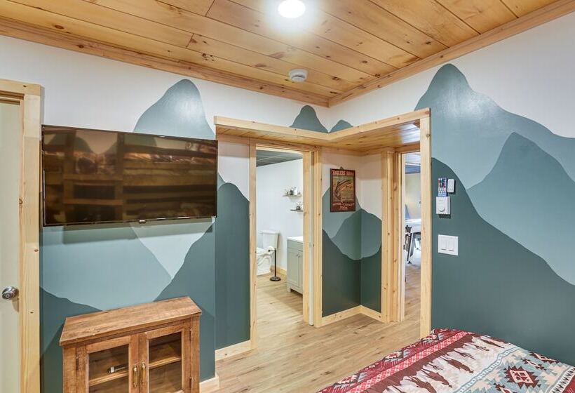 Deep Gap Cabin W/ 2 Decks & Community Amenities!