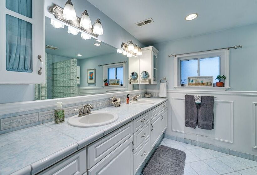 East Wenatchee Home ~ 2 Mi To Columbia River!