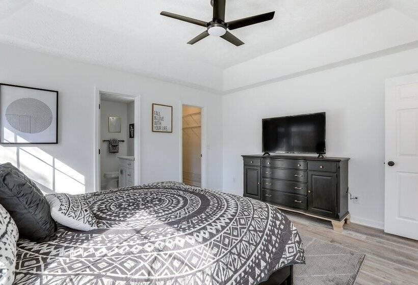 Family Friendly Dacula Home With Screened Porch!