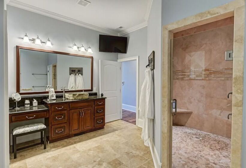 Flip Flop Therapy By Avantstay Theater + Games