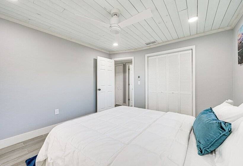 Florida Gulf Coast Getaway: Pool + Screened Lanai!