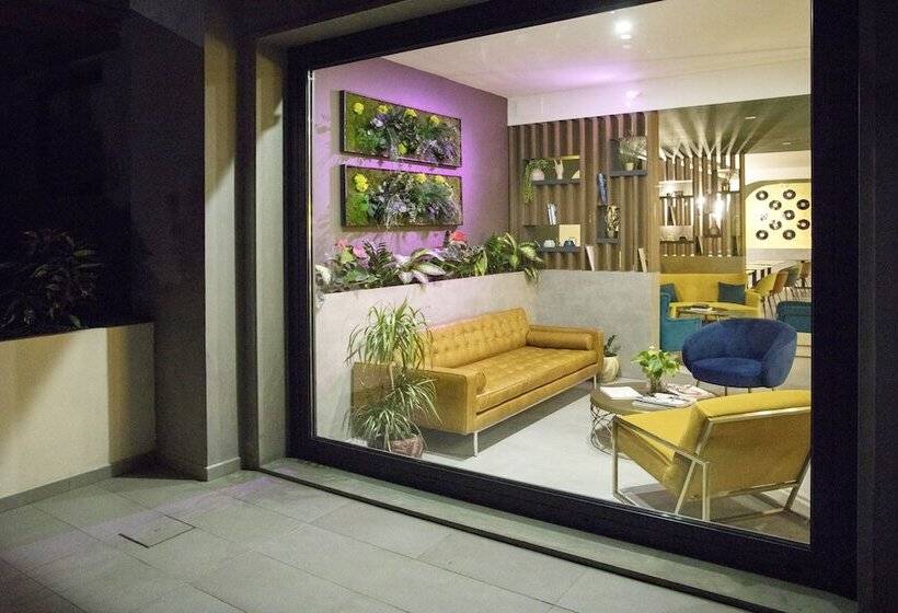 Отель Moody Smart & Comfy