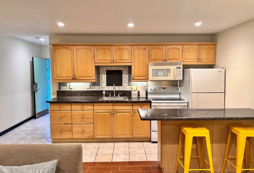 Отель Palm Desert Suites