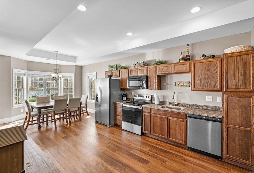 Lake Living By Avantstay Sleeps 22 + Dock, Pool
