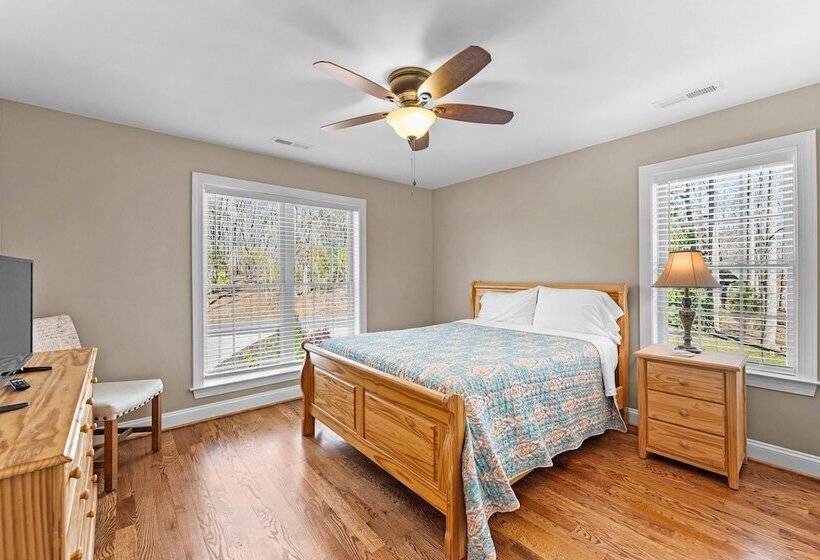 Lake Living By Avantstay Sleeps 22 + Dock, Pool
