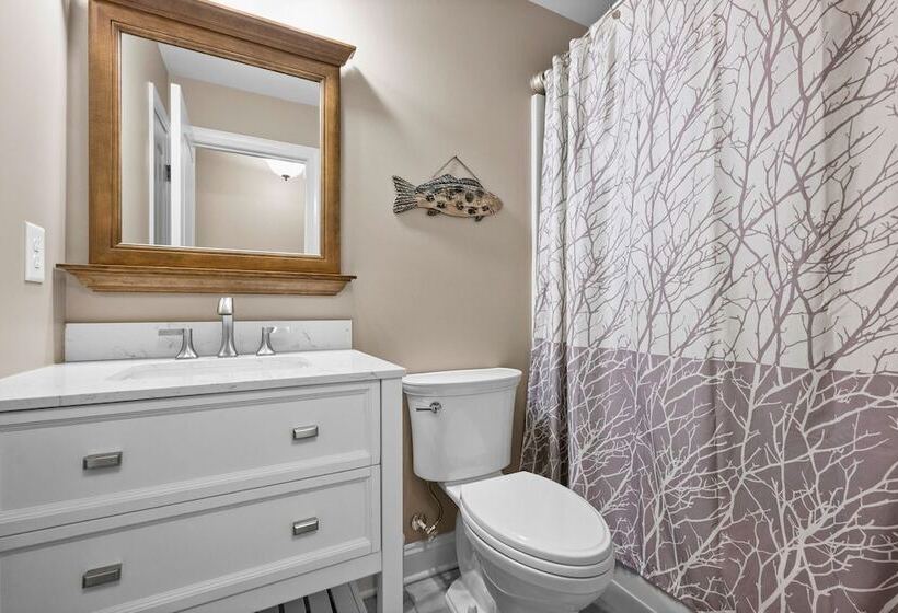 Lake Living By Avantstay Sleeps 22 + Dock, Pool