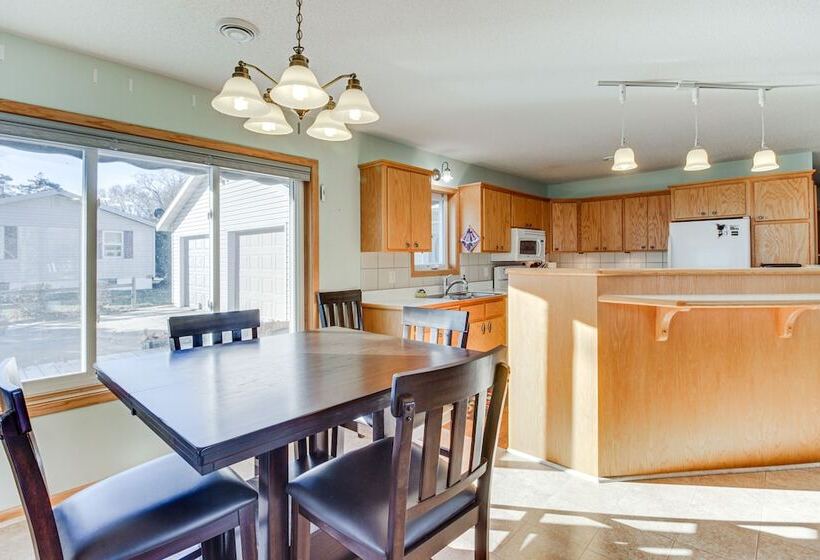 Lakefront Aitkin Home W/ Sunroom: Walk To Beach!