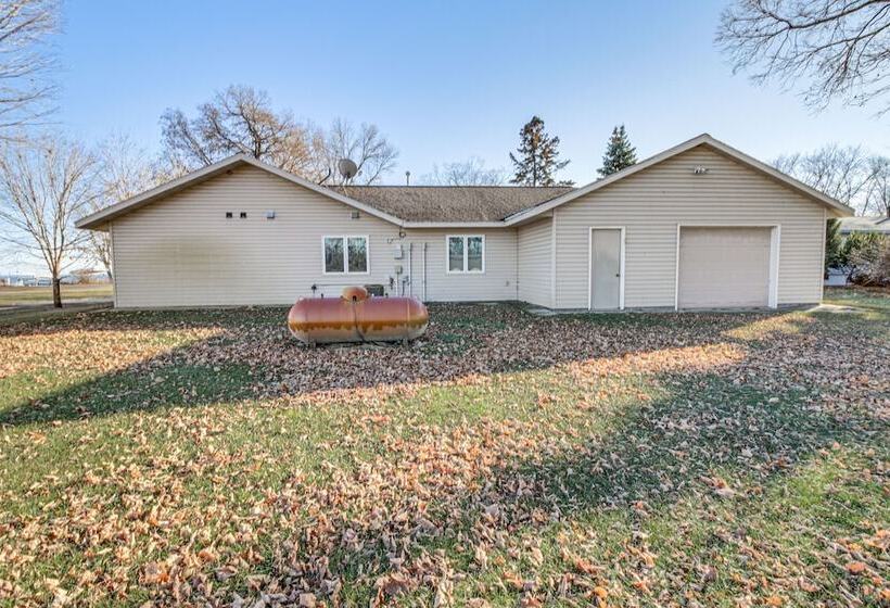 Lakefront Aitkin Home W/ Sunroom: Walk To Beach!