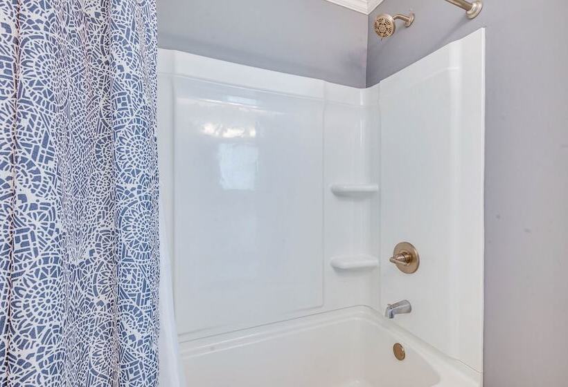 Lakefront Mt Gilead Home W/ Large Dock & Decks!