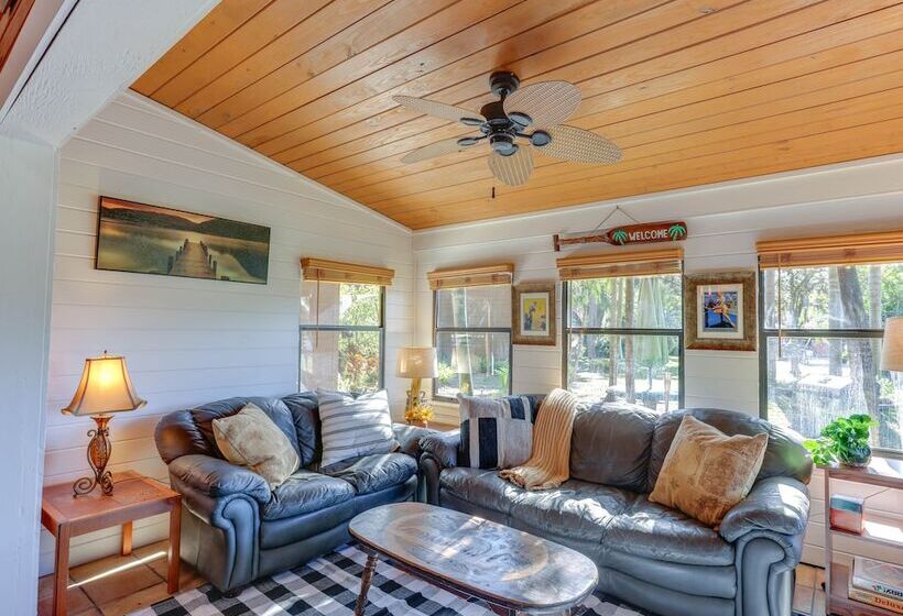 Okeechobee Cabin W/ Patio & Community Pool!