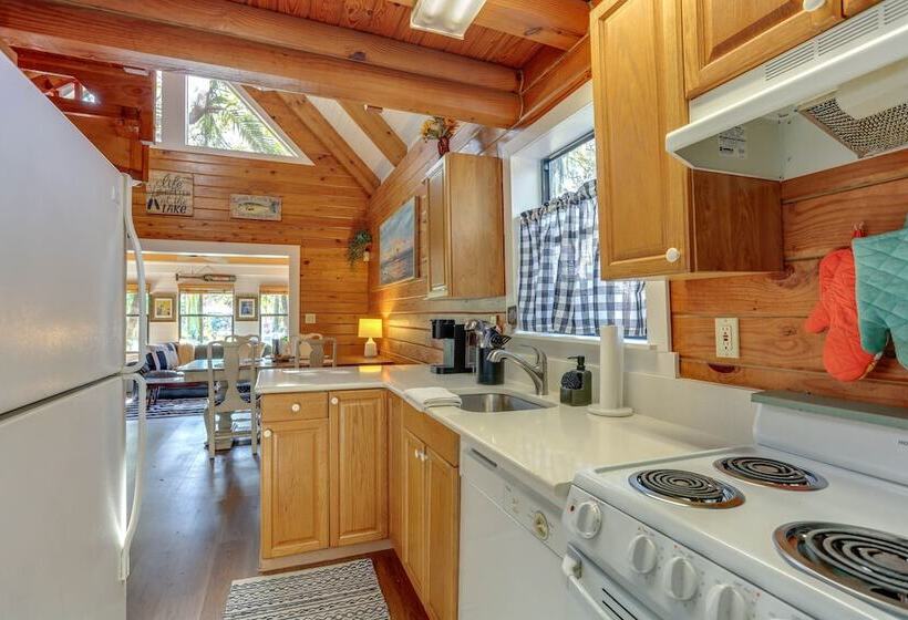 Okeechobee Cabin W/ Patio & Community Pool!