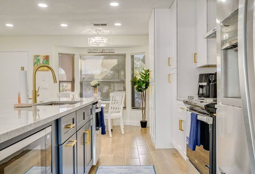 Port Richey Home W/ Pool, Near Beach Park!