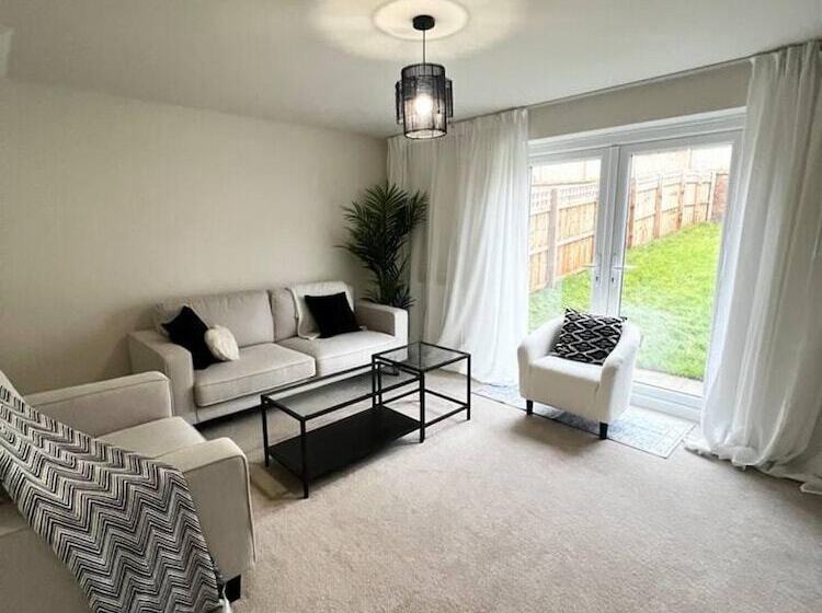 اقامتگاه Beautiful 3 Bed House In Bradford
