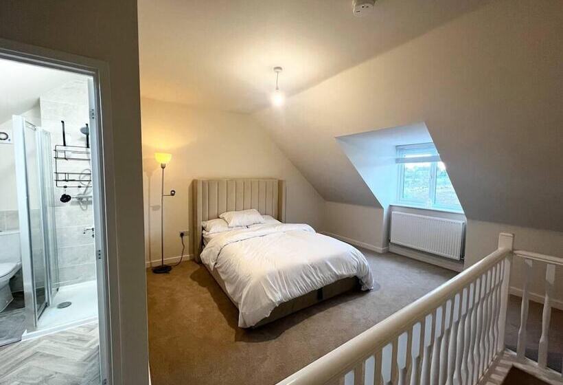 اقامتگاه Beautiful 3 Bed House In Bradford