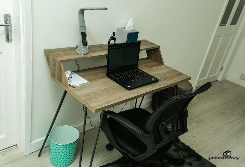 اقامتگاه Cosy Home With Private Parking