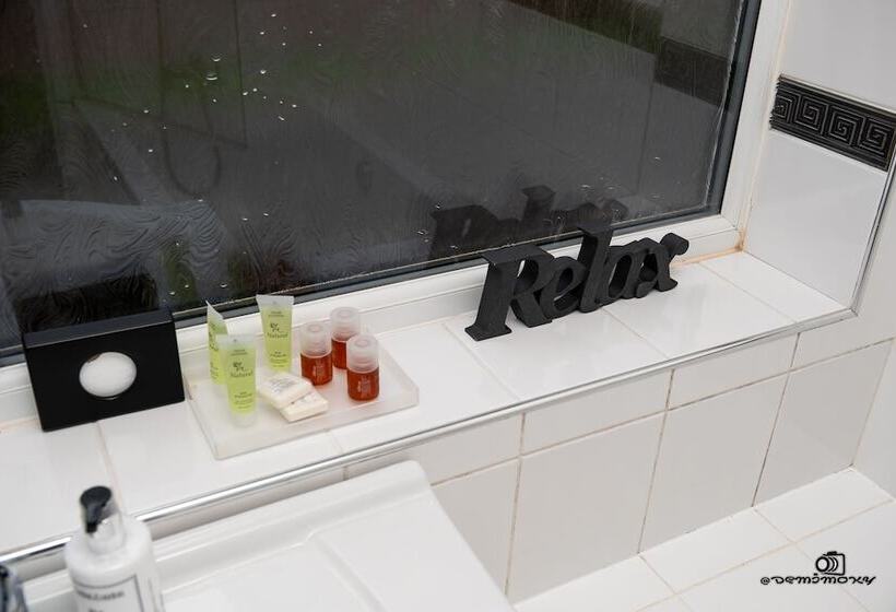 اقامتگاه Cosy Home With Private Parking