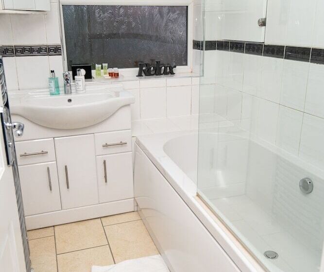 اقامتگاه Cosy Home With Private Parking