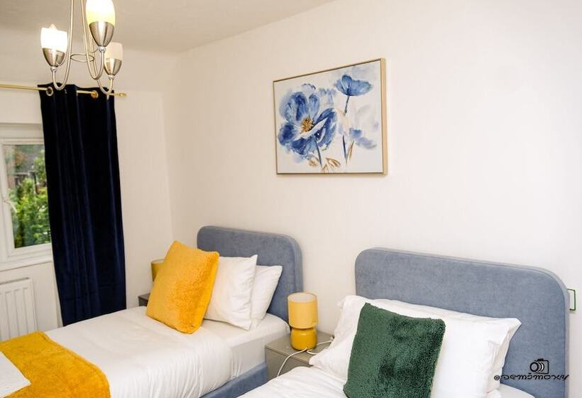 اقامتگاه Cosy Home With Private Parking